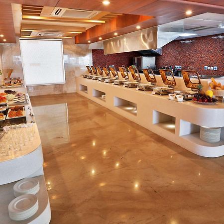 Hotel Ramada By Wyndham Ghaziabad Vasundhara Esterno foto