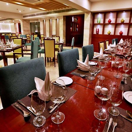 Hotel Ramada By Wyndham Ghaziabad Vasundhara Esterno foto