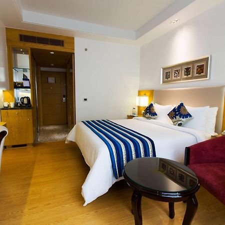 Hotel Ramada By Wyndham Ghaziabad Vasundhara Esterno foto
