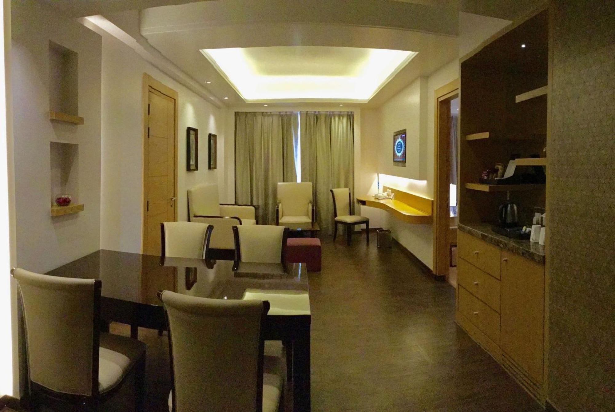 Hotel Ramada By Wyndham Ghaziabad Vasundhara Esterno foto