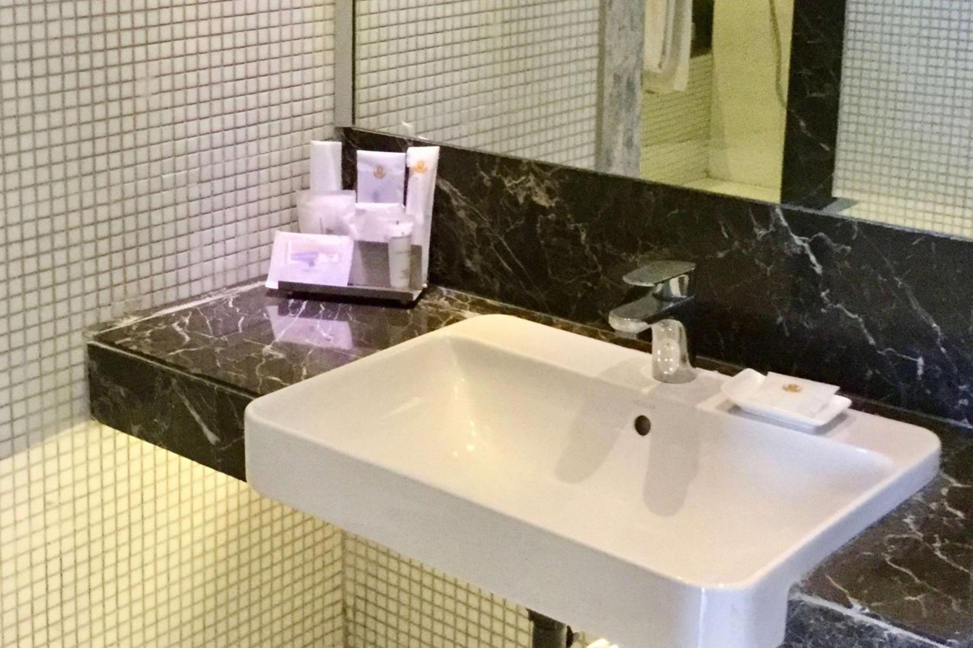 Hotel Ramada By Wyndham Ghaziabad Vasundhara Esterno foto