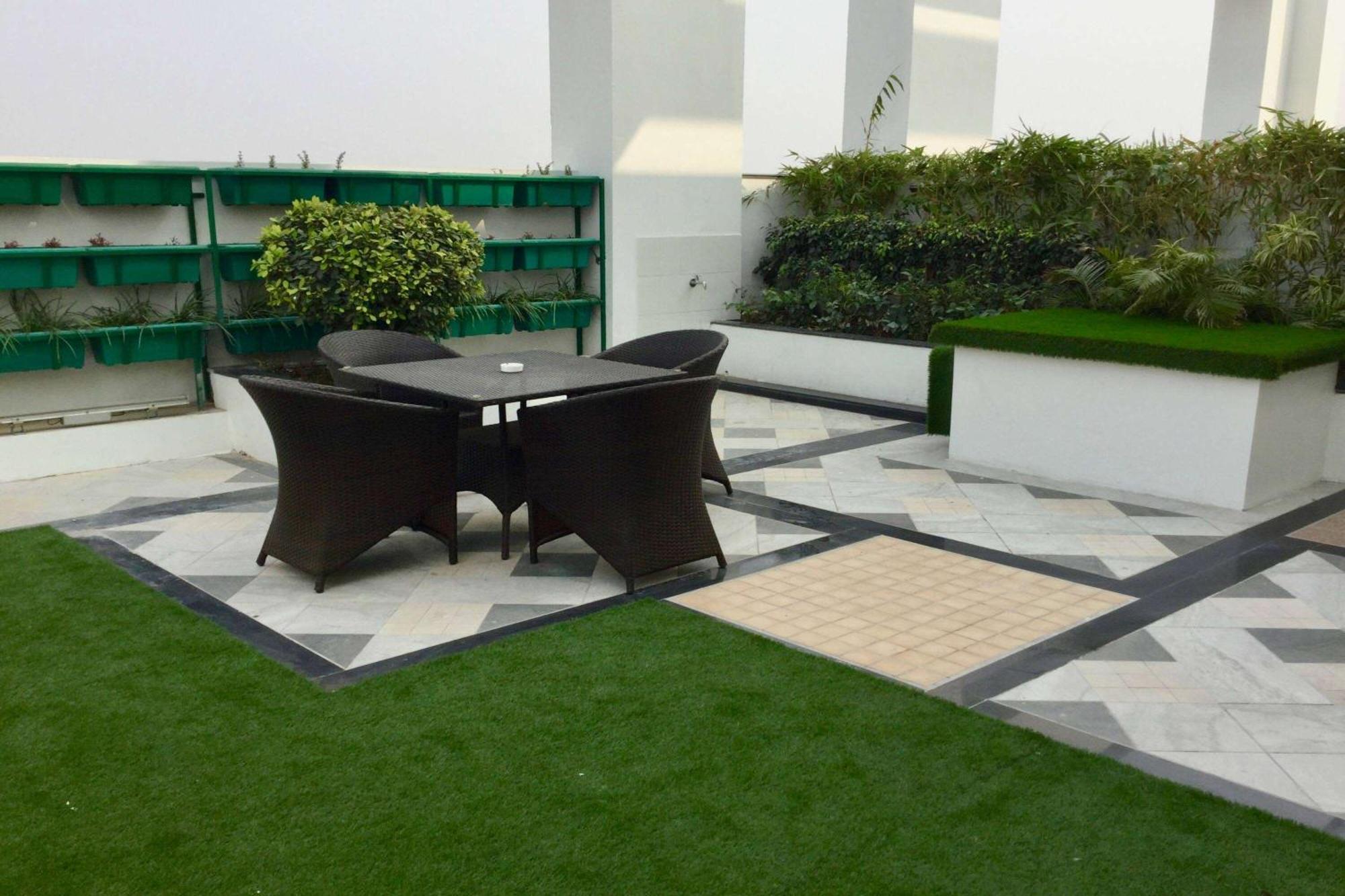 Hotel Ramada By Wyndham Ghaziabad Vasundhara Esterno foto