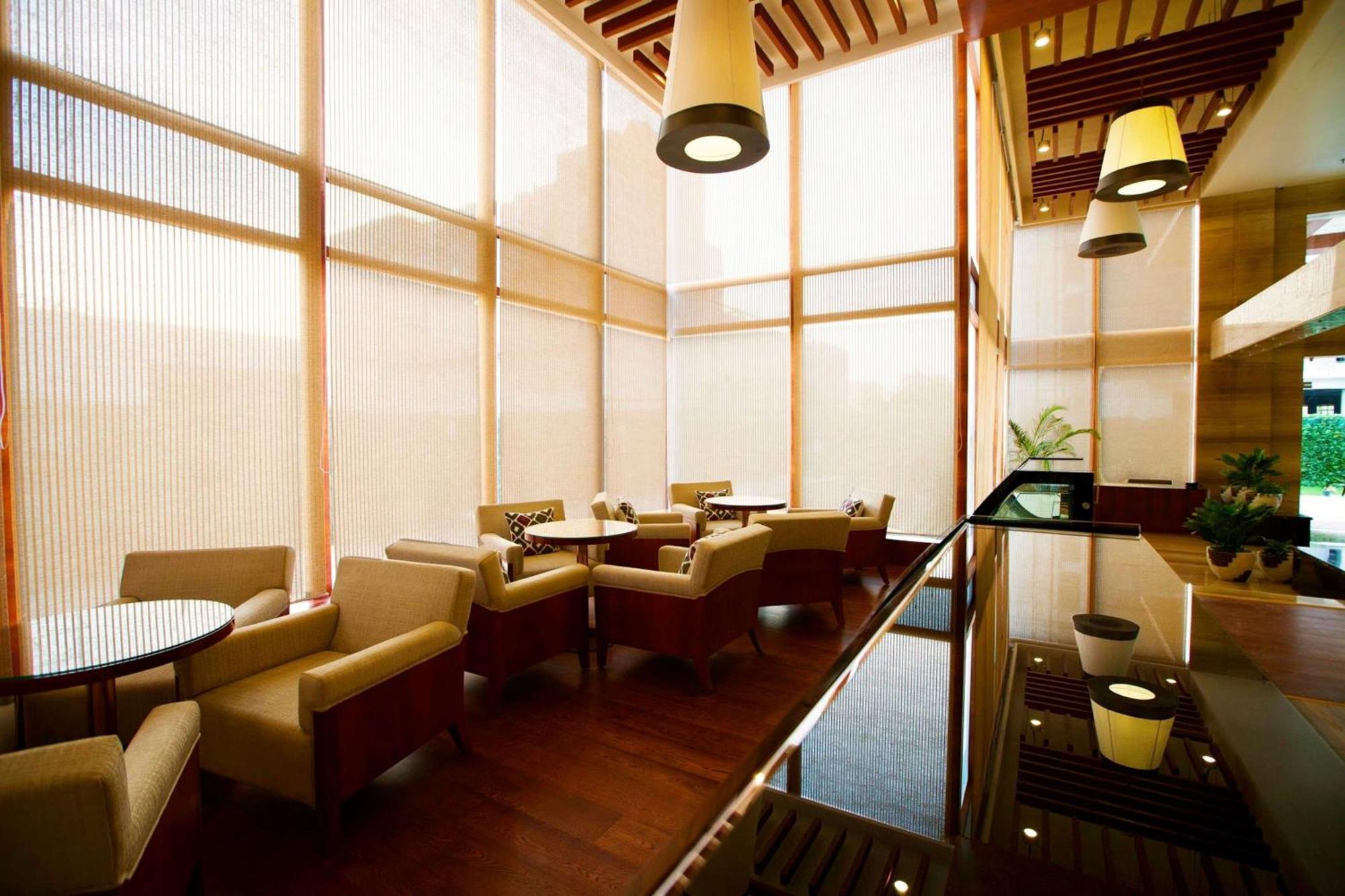Hotel Ramada By Wyndham Ghaziabad Vasundhara Esterno foto