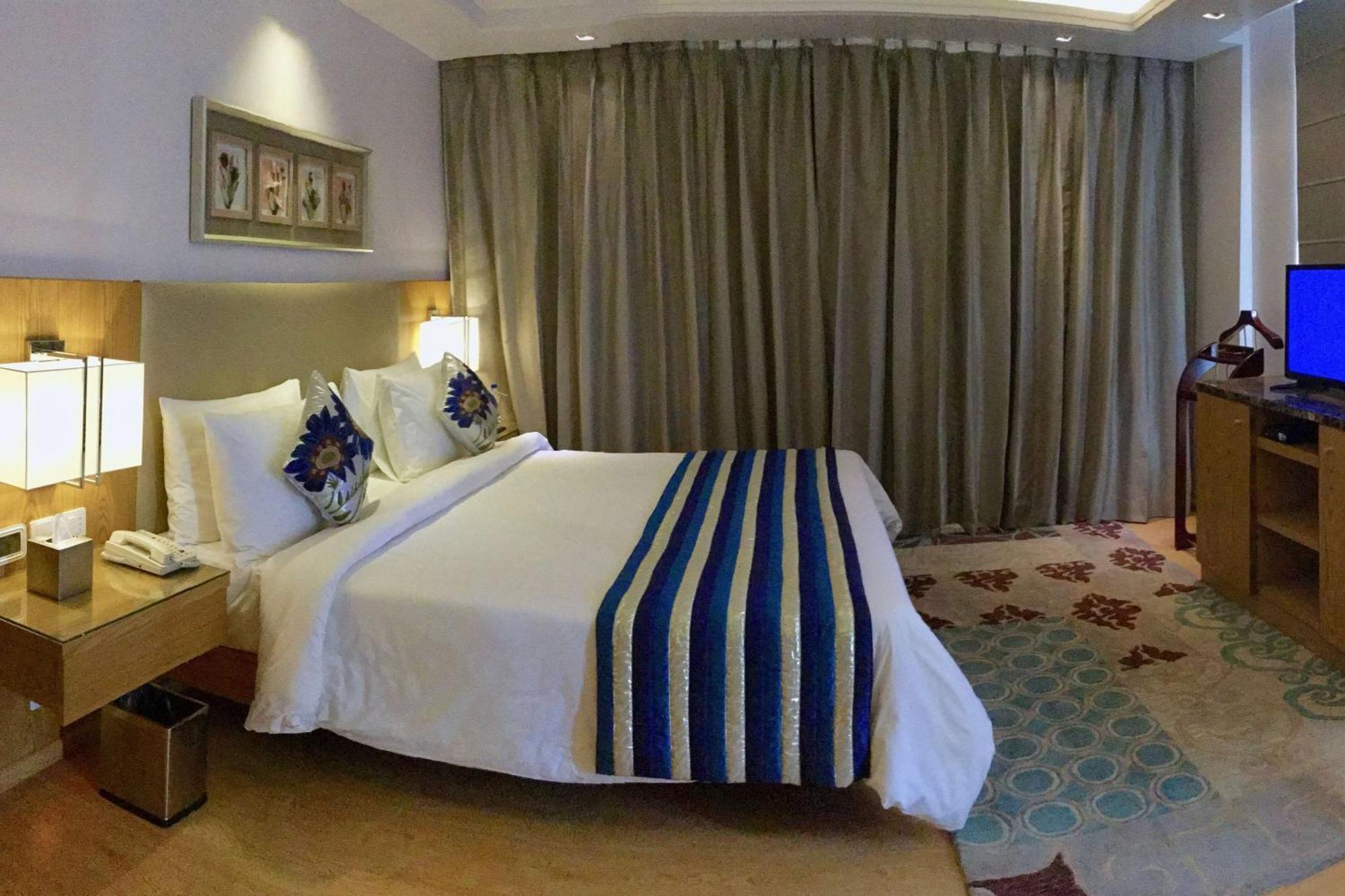 Hotel Ramada By Wyndham Ghaziabad Vasundhara Esterno foto
