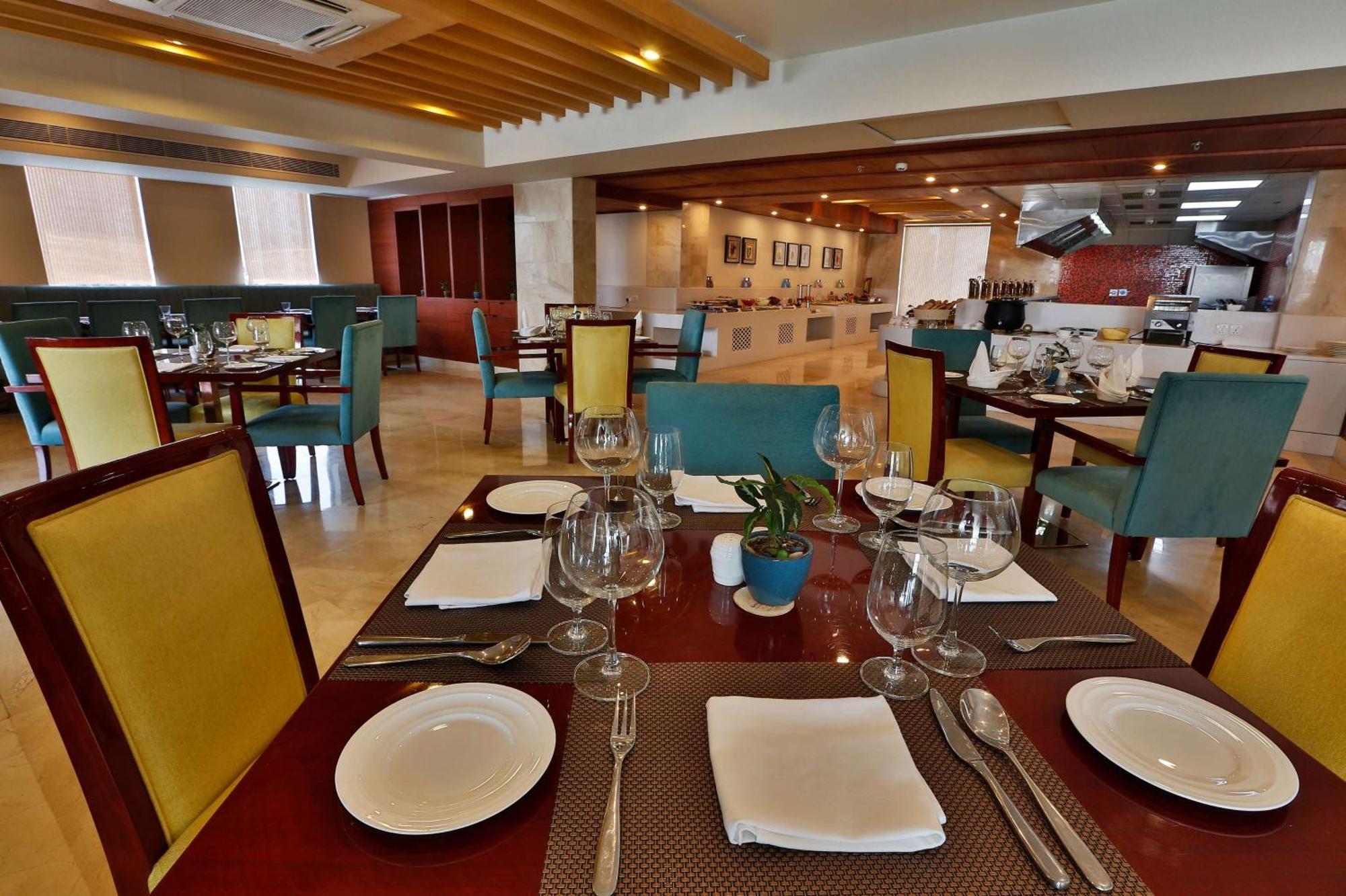 Hotel Ramada By Wyndham Ghaziabad Vasundhara Esterno foto
