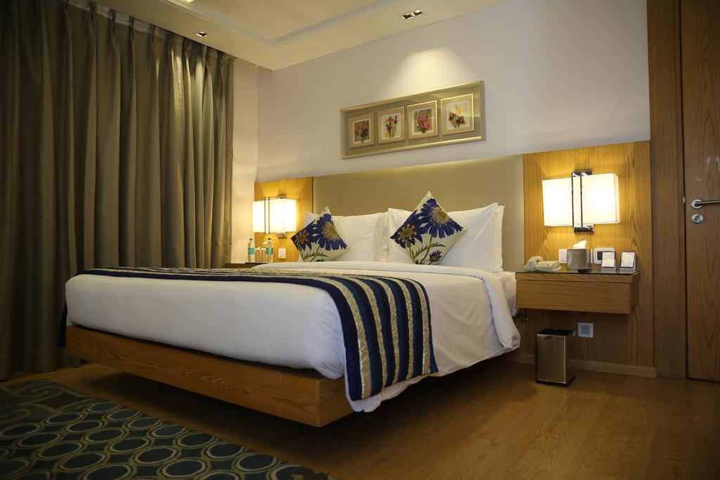 Hotel Ramada By Wyndham Ghaziabad Vasundhara Esterno foto