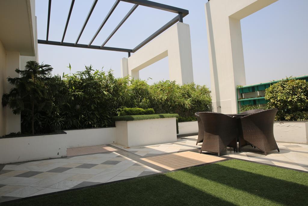 Hotel Ramada By Wyndham Ghaziabad Vasundhara Esterno foto