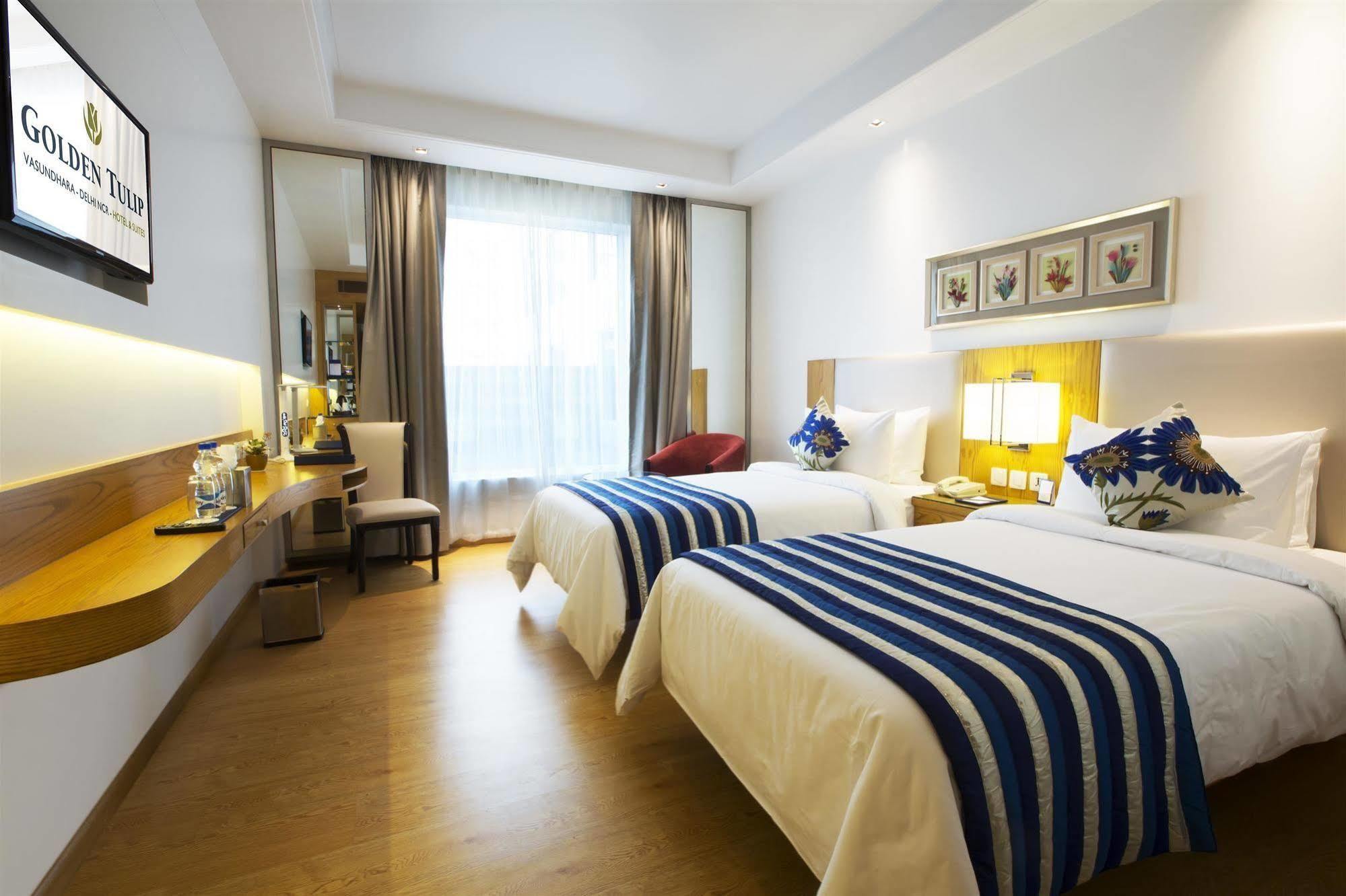 Hotel Ramada By Wyndham Ghaziabad Vasundhara Esterno foto