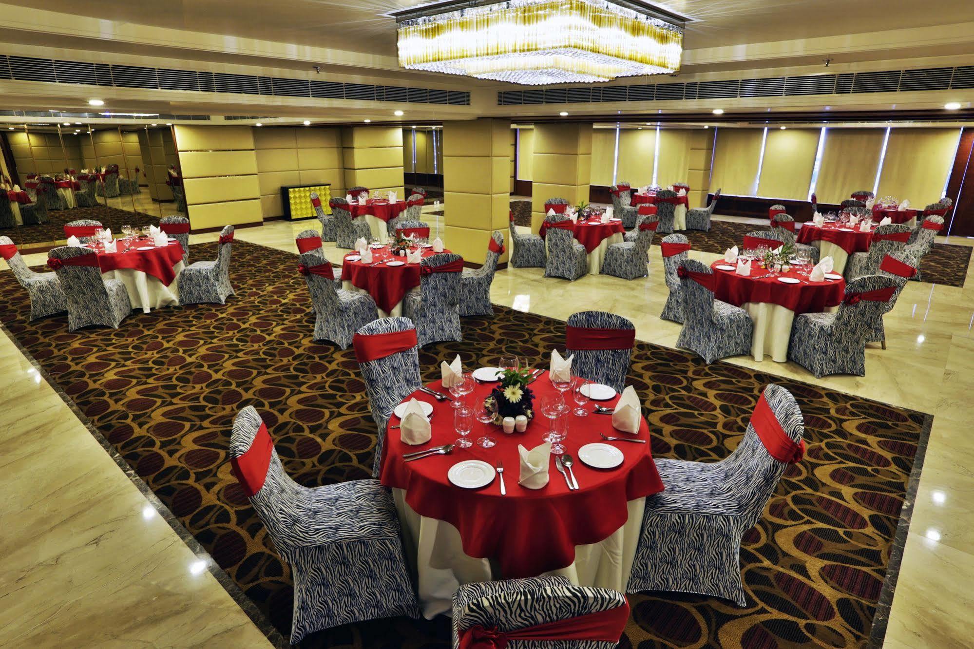 Hotel Ramada By Wyndham Ghaziabad Vasundhara Esterno foto