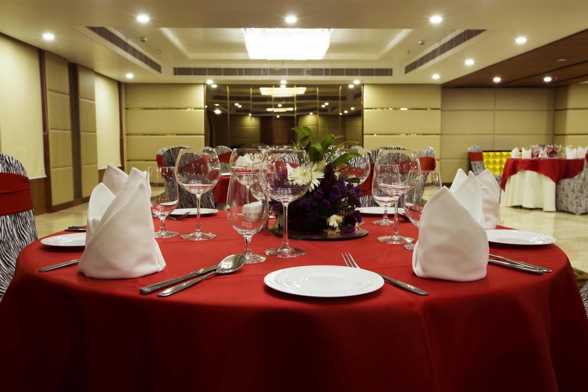 Hotel Ramada By Wyndham Ghaziabad Vasundhara Esterno foto