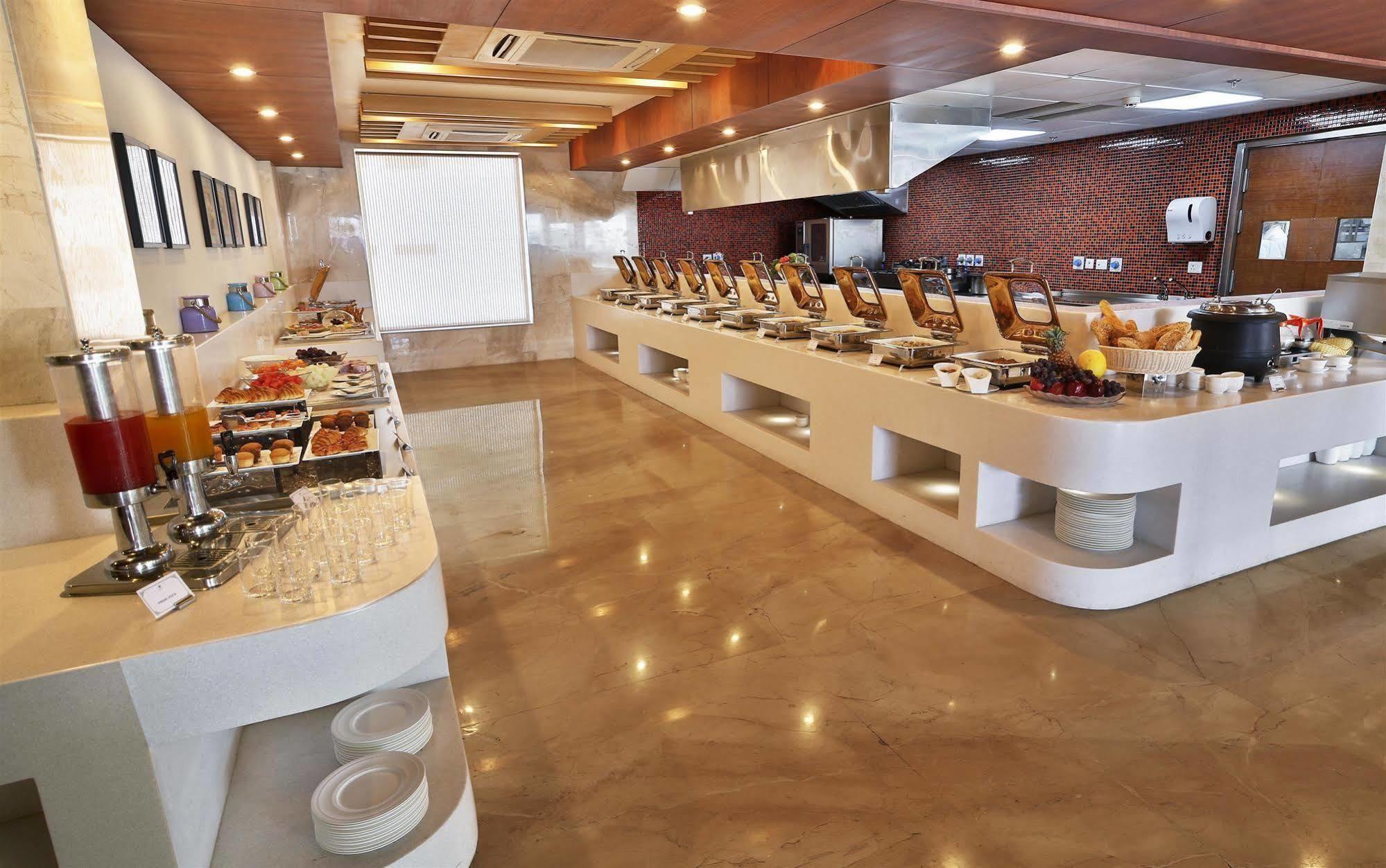 Hotel Ramada By Wyndham Ghaziabad Vasundhara Esterno foto