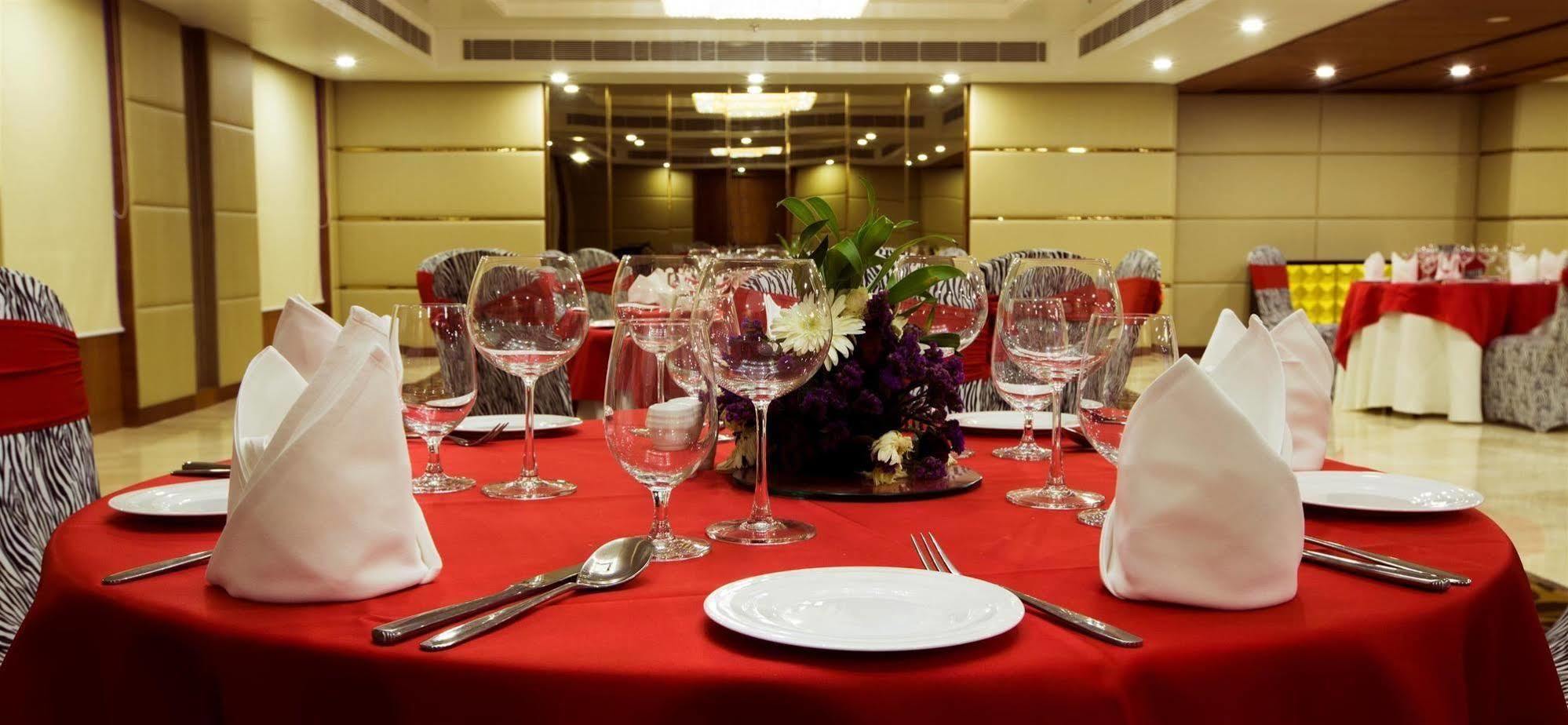 Hotel Ramada By Wyndham Ghaziabad Vasundhara Esterno foto