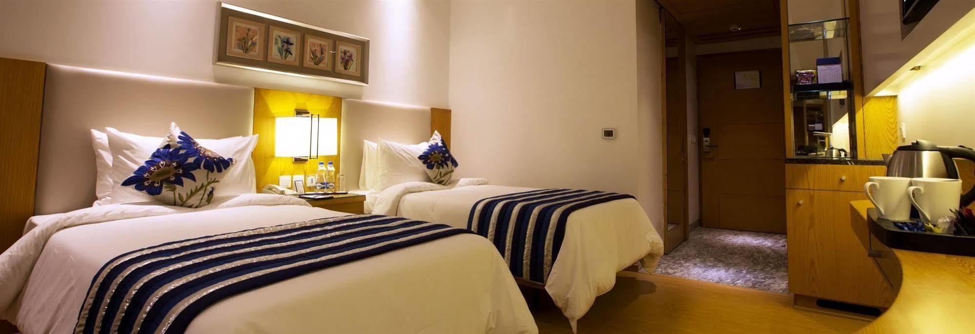 Hotel Ramada By Wyndham Ghaziabad Vasundhara Esterno foto