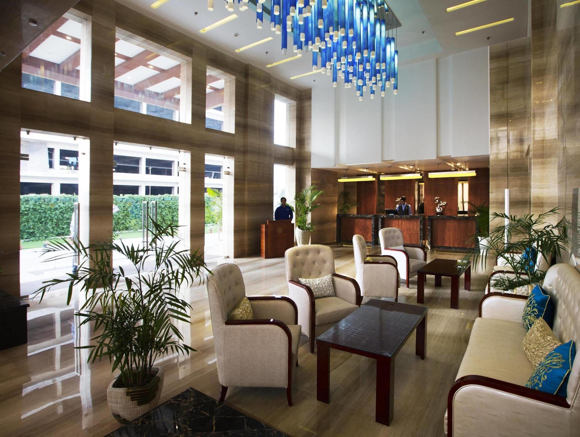 Hotel Ramada By Wyndham Ghaziabad Vasundhara Esterno foto