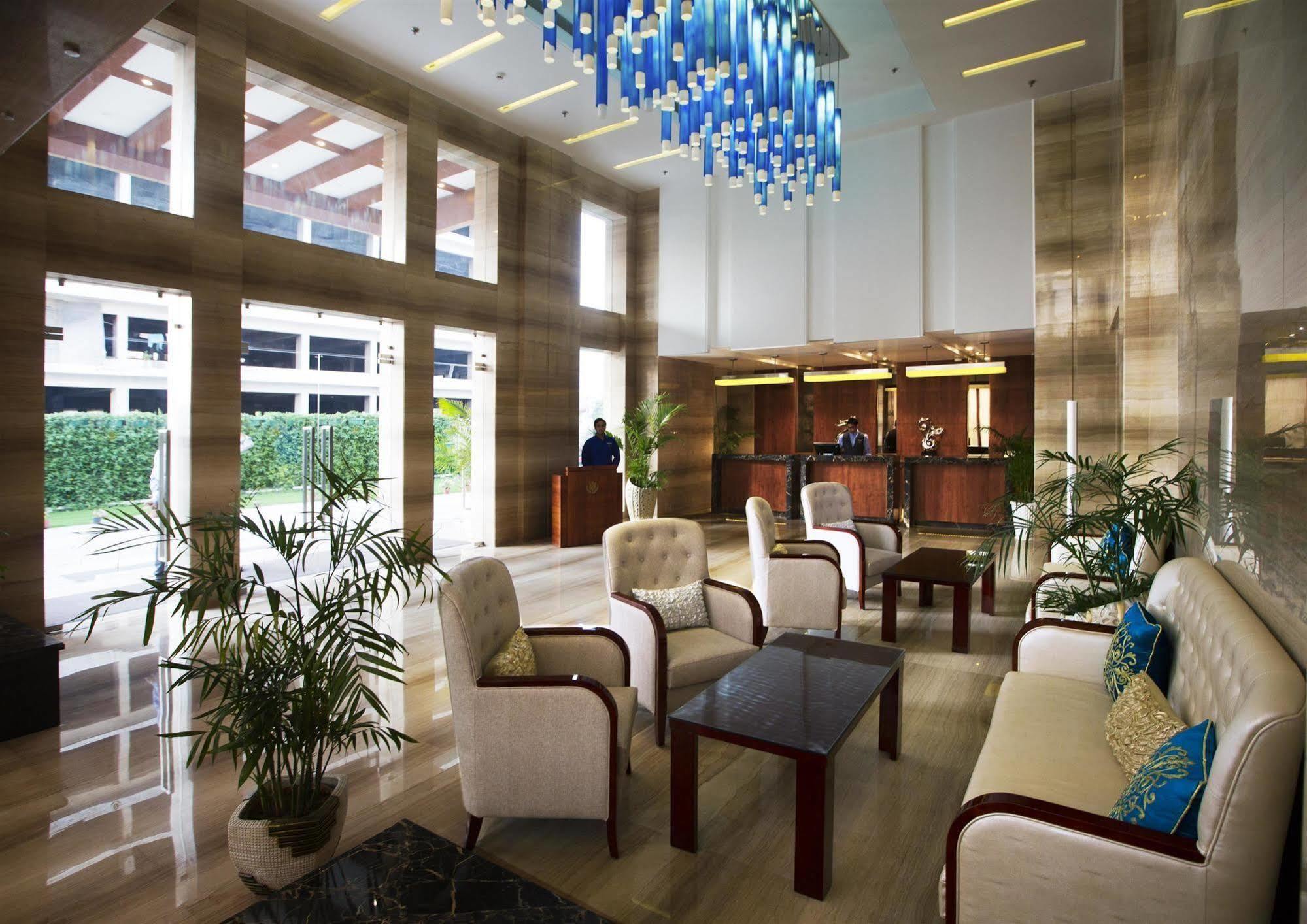Hotel Ramada By Wyndham Ghaziabad Vasundhara Esterno foto