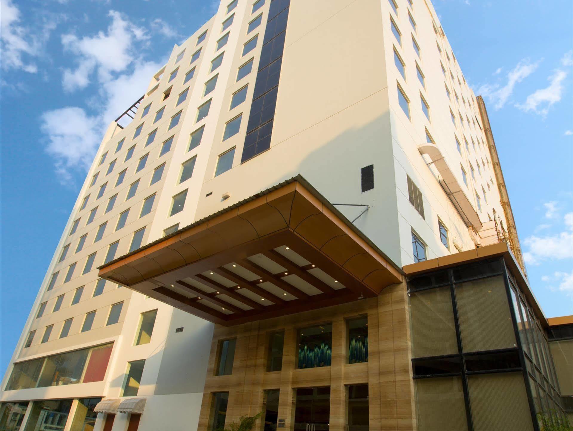Hotel Ramada By Wyndham Ghaziabad Vasundhara Esterno foto