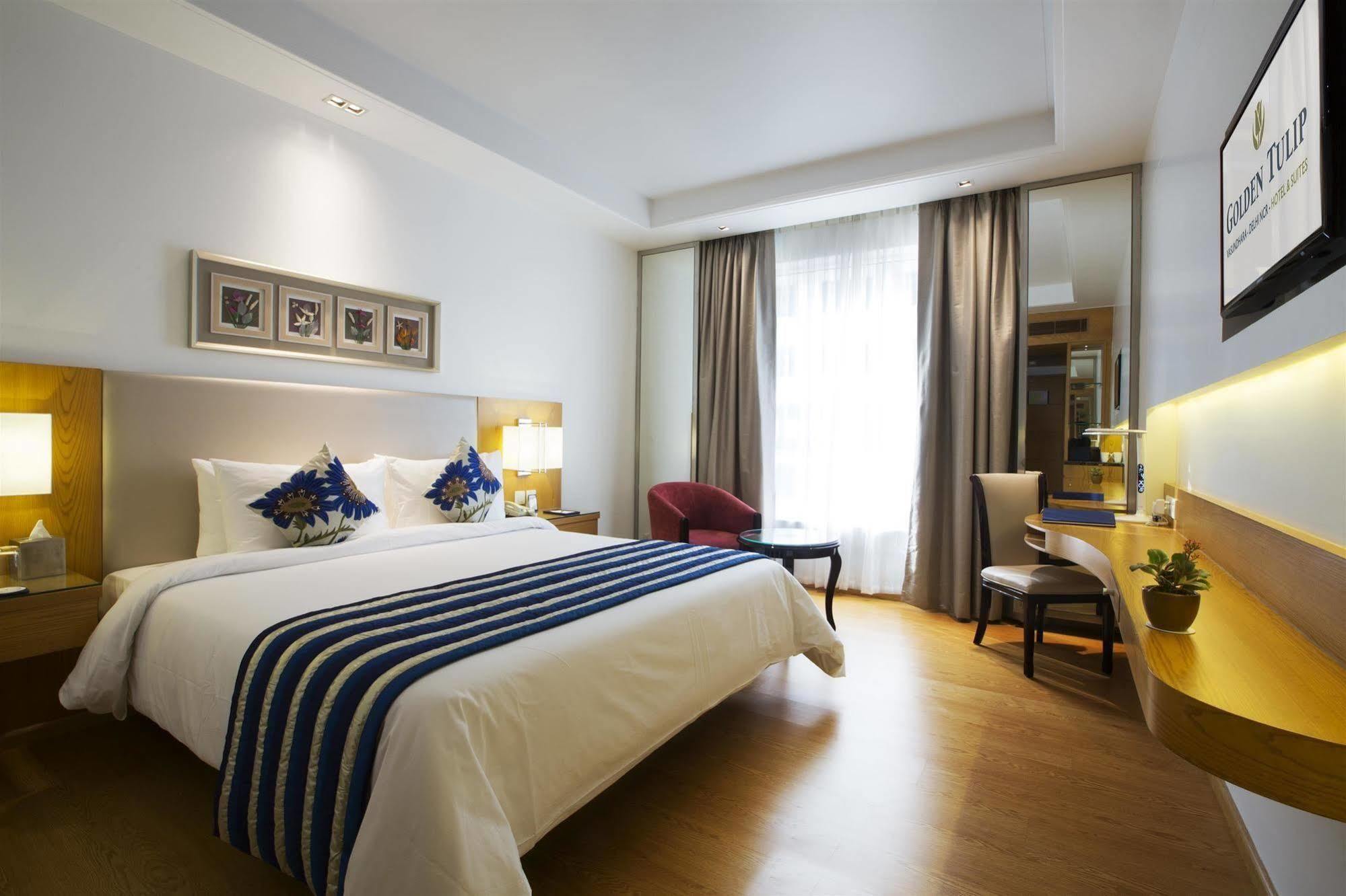 Hotel Ramada By Wyndham Ghaziabad Vasundhara Esterno foto