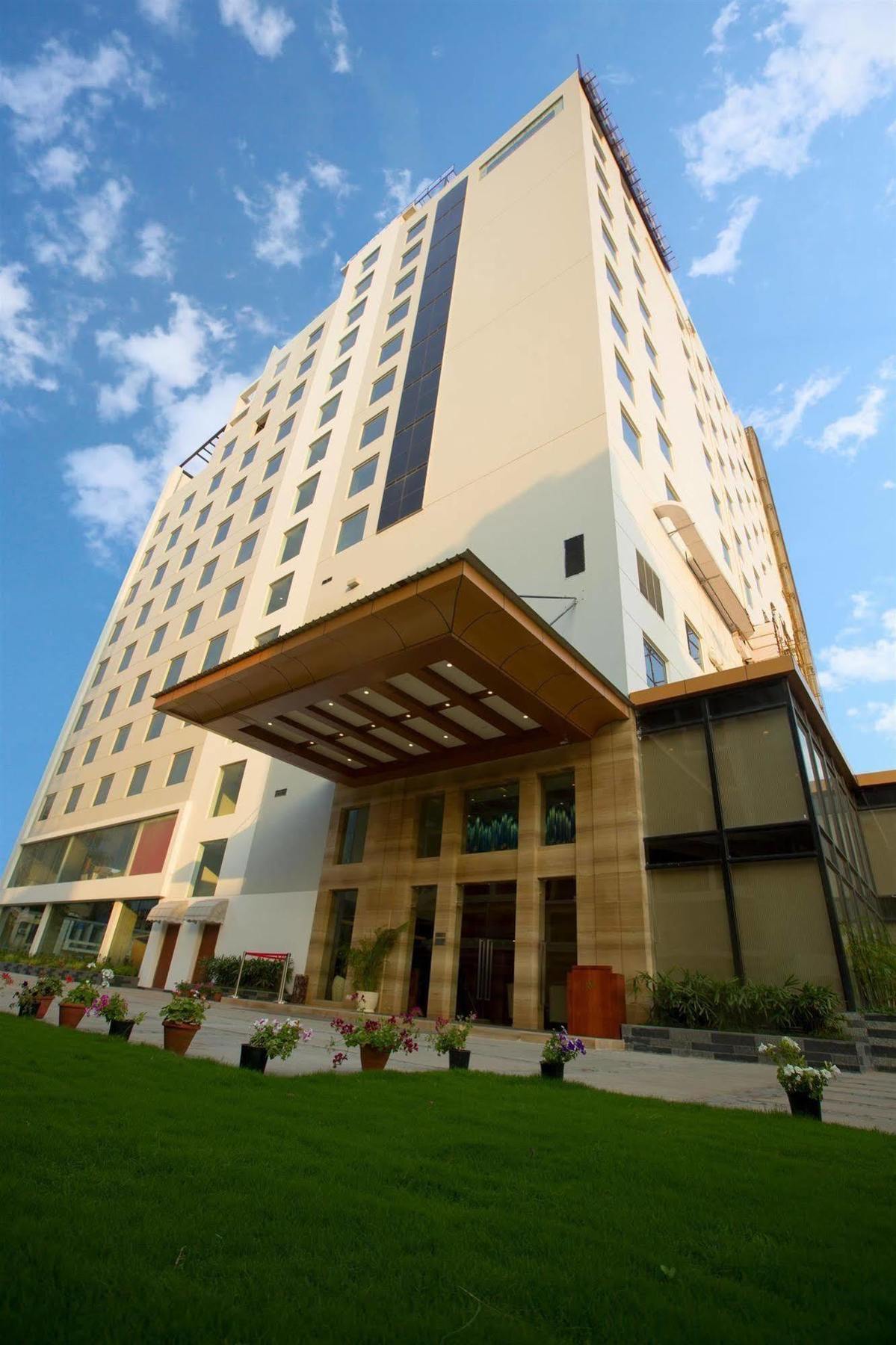 Hotel Ramada By Wyndham Ghaziabad Vasundhara Esterno foto