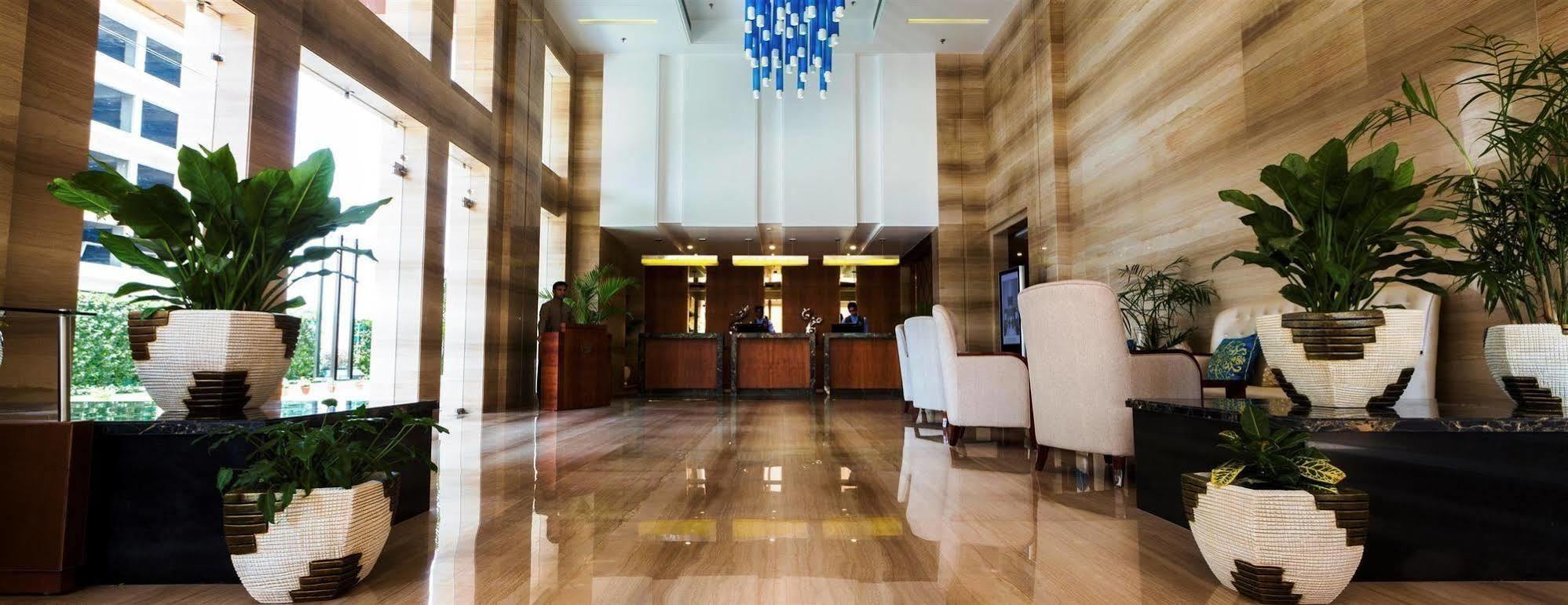 Hotel Ramada By Wyndham Ghaziabad Vasundhara Esterno foto